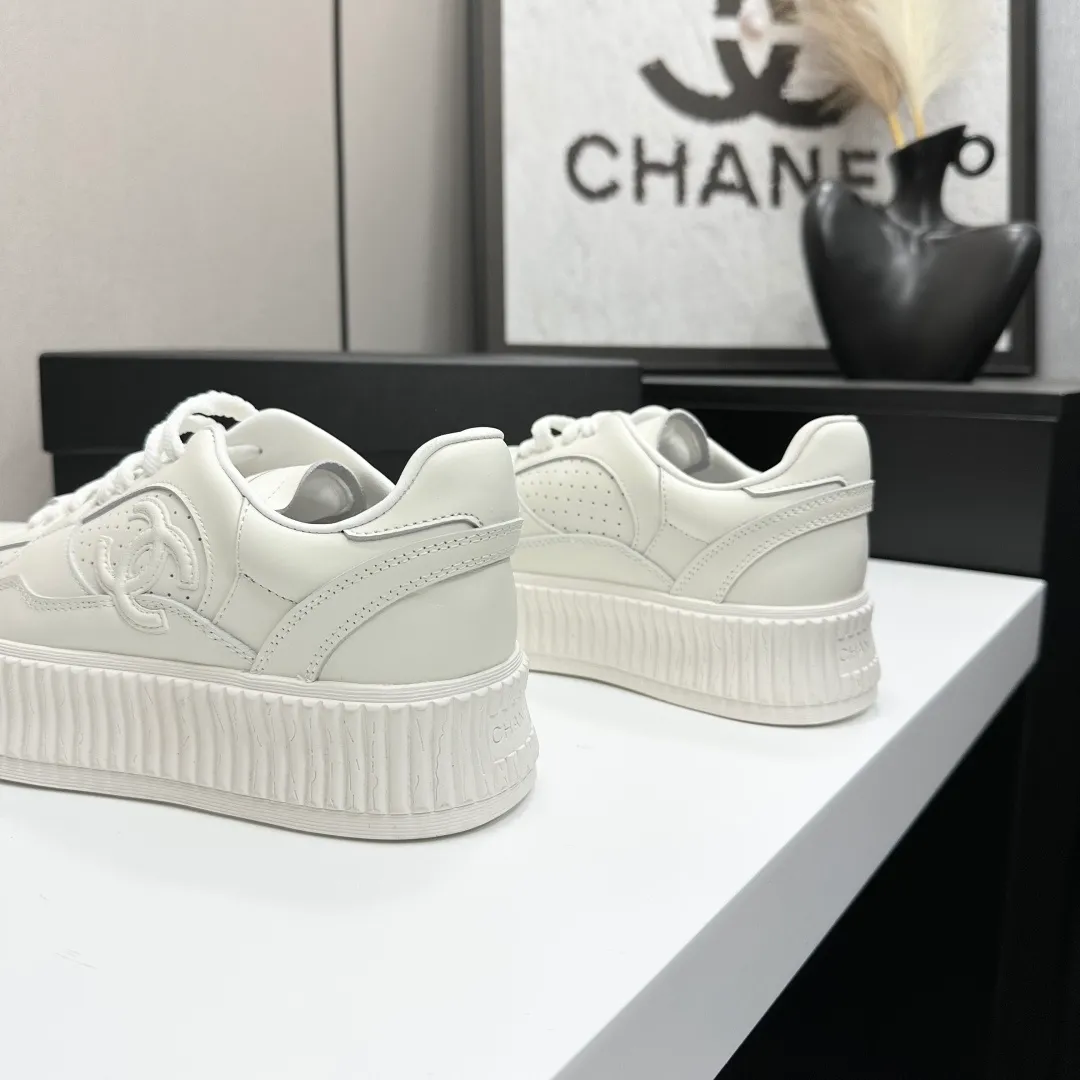 👟👟Ex-factory price 560👟👟Chanel Panda Shoes! 2025 counter's top casual sports shoes. This classic design; the upper is electro-embroidered with a variety of techniques; the outsole is fashionable and sporty; the unusual inclusion of a variety of color matching elements... The diversified mix and match is very good-looking and versatile, and can be used for leisure, fashion, sports, and outdoor... ꫛꫀꪝ Go➫ Materials: ❶Upper made of: original imported first-layer silk cowhide + original waterproof cloth + original first-layer cowhide ❷Inner lining: Breathable mesh ❸ Outsole based on: original TPU combination outsole, full set of boutique packaging for women 35–41